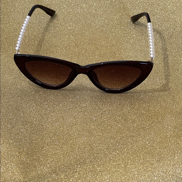 Elegant Cateye Sunglasses with Pearl Accents - Picture 2 of 11